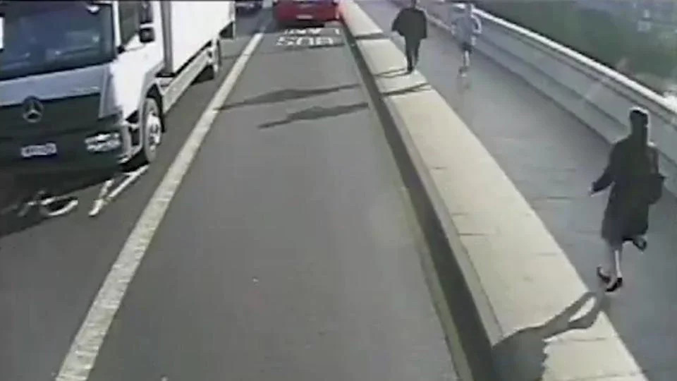 Πάμπλουτος τραπεζίτης ο 41χρονος που φέρεται να έσπρωξε γυναίκα μπροστά σε λεωφορείο